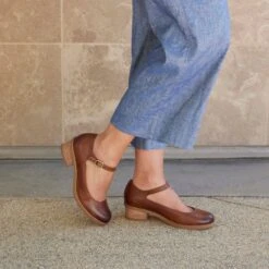 Dansko Deena Tan Waterproof Burnished -Hot Sale Shoe Store f23 DeenaTan onfoot 2400x2400 1